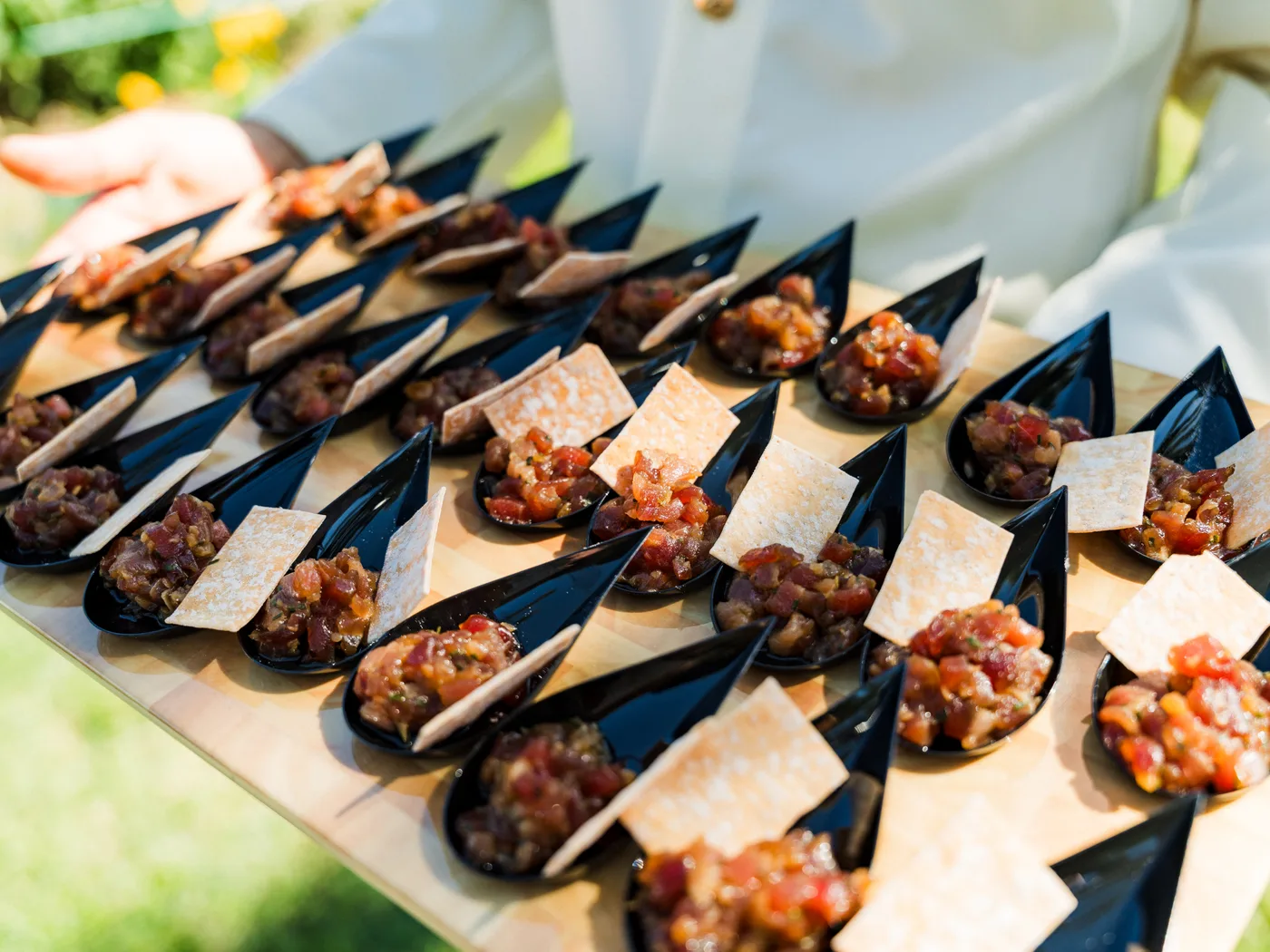 Bandeja de aperitivos servida por Azurea Catering