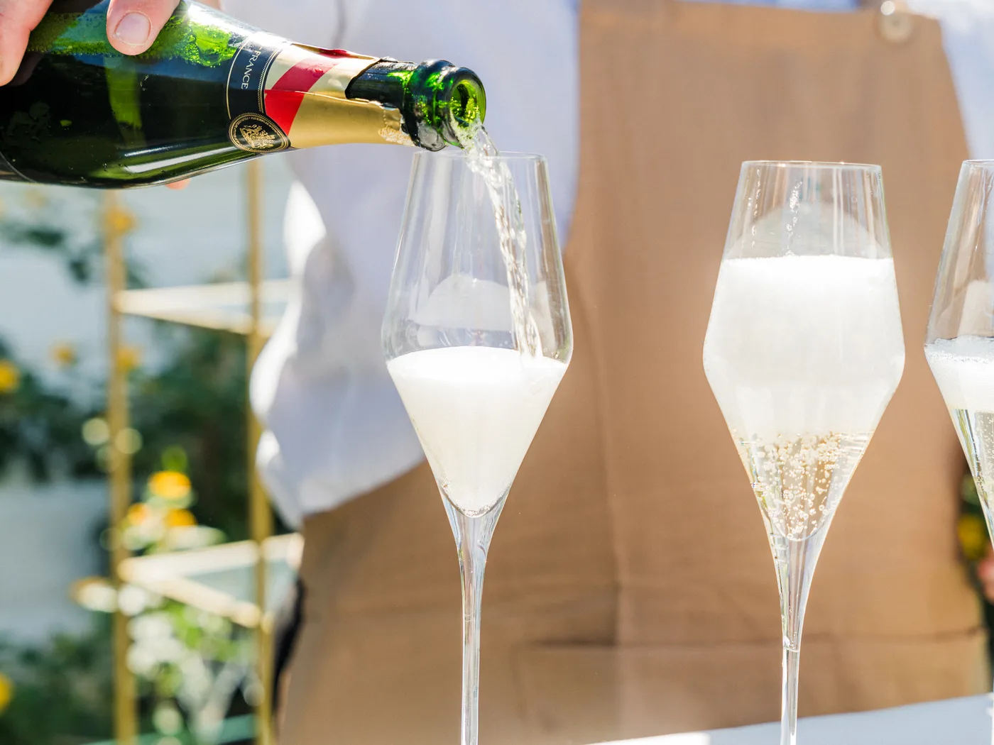 Servicio de cava en copas durante un evento de Azurea
