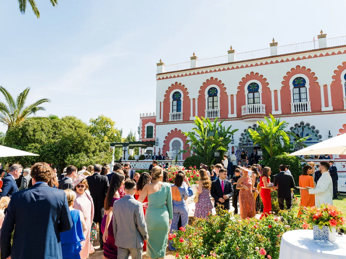 Invitados en el jardín durante una celebración con catering de Azurea