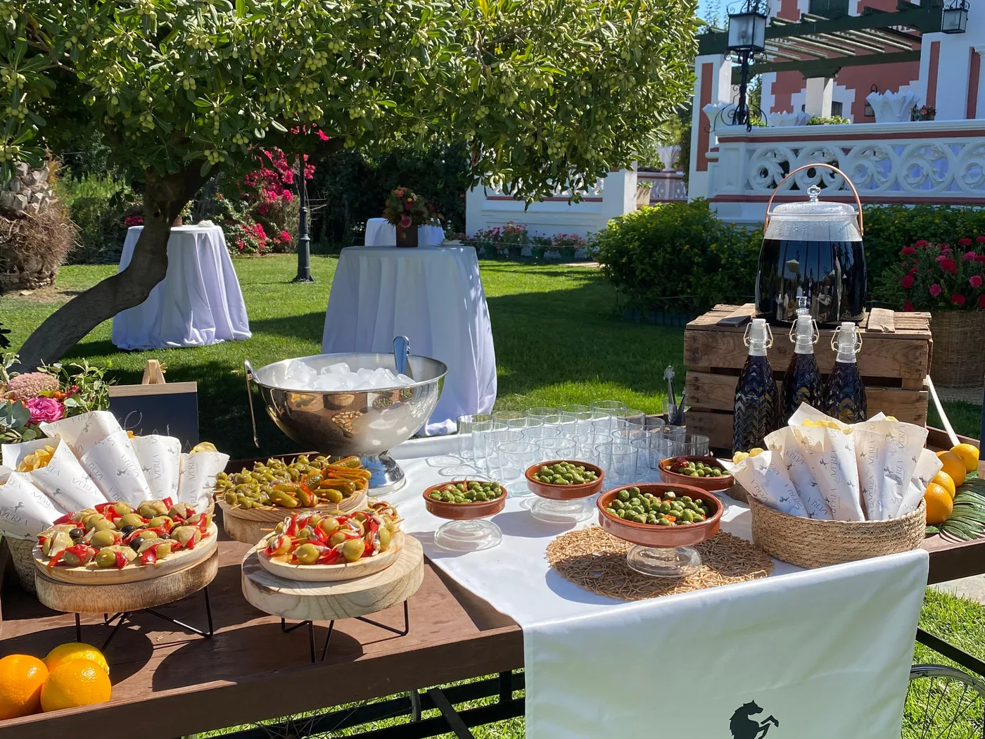 Mesa de aperitivos al aire libre en un evento de Azurea Catering